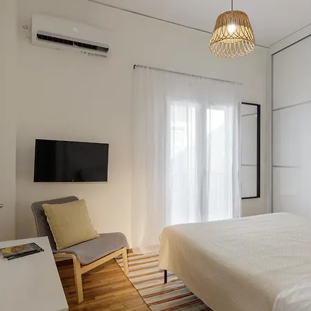 Lovely 1-bedroom With Balcony *