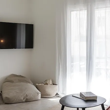 Apartment Lovely 1-bedroom With Balcony *